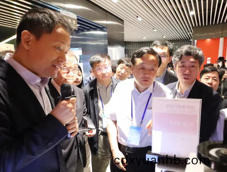 大族激光高云峰董事長向考察(cha)團介紹公司發(fā)展經(jīng)營情況