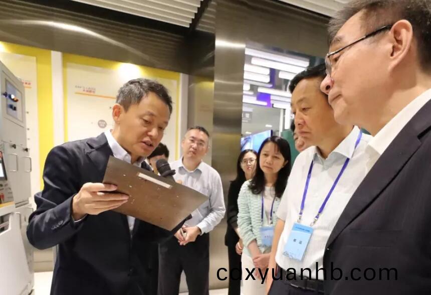 大族激光高云峰董事長向考察團介紹(shao)公司發(fā)展經(jīng)營情(qing)況